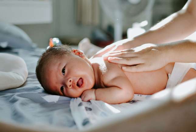 Ar putea nașterea prin cezariană și antibioticele să influențeze bacteriile intestinale ale bebelușilor?