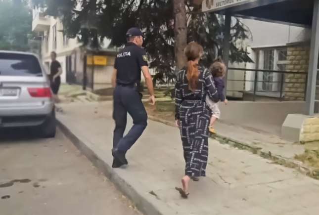 Șase persoane, cercetate de poliție pentru cerșit în trafic cu implicarea unor copii