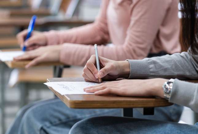 Peste 9.000 de locuri bugetare pentru studenți: ce domenii prioritizează Ministerul Educației