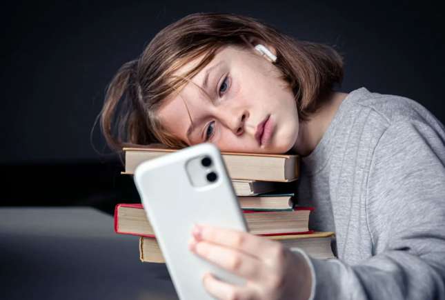 „Popcorn brain”: de ce nu se mai pot concentra adolescenții și cum îi poți ajuta