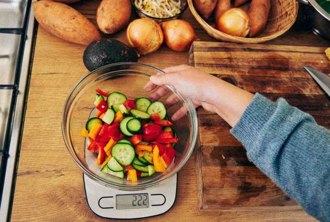 Deficitul de calorii pentru slăbit — cui i se potrivește și cui nu i se recomandă