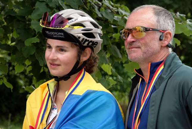 /VIDEO/ Un tată, o fiică și 2.800 de kilometri: împreună, pe bicicletă, din Franța până în Moldova