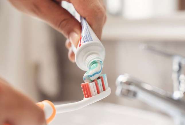 Spălatul pe dinți înainte sau după micul dejun: ce recomandă stomatologii