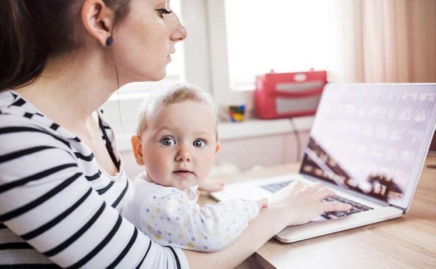 Concediul de maternitate și cel paternal intră la calculul pensiei, potrivit legii adoptate de Parlament