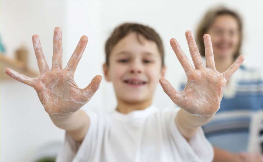 5 trucuri simple care ajută copilul să se obișnuiască rapid cu igiena zilnică