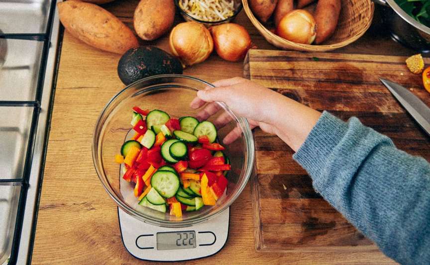 Deficitul de calorii pentru slăbit — cui i se potrivește și cui nu i se recomandă