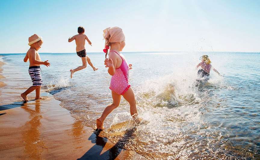 Dușul după piscină sau plajă: de ce este esențial pentru pielea copilului