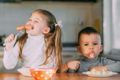 Ce nu ai voie să-i dai copilului sub 5 ani: lista alimentelor care par nevinovate