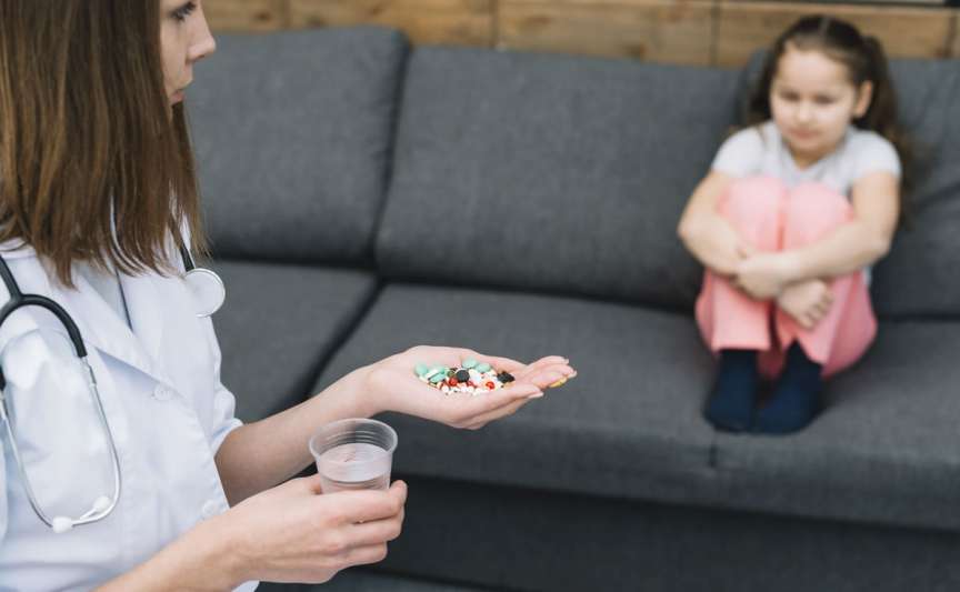 Antibioticele administrate în copilărie, asociate cu un risc mai mare de probleme intestinale
